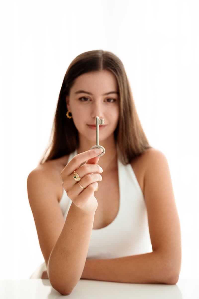 Chiara Dosio con una chiave in mano